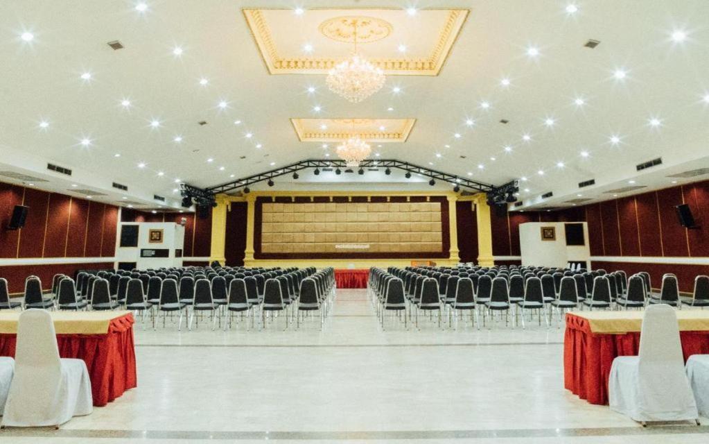 The Pine Resort Pathumthani Kültér fotó