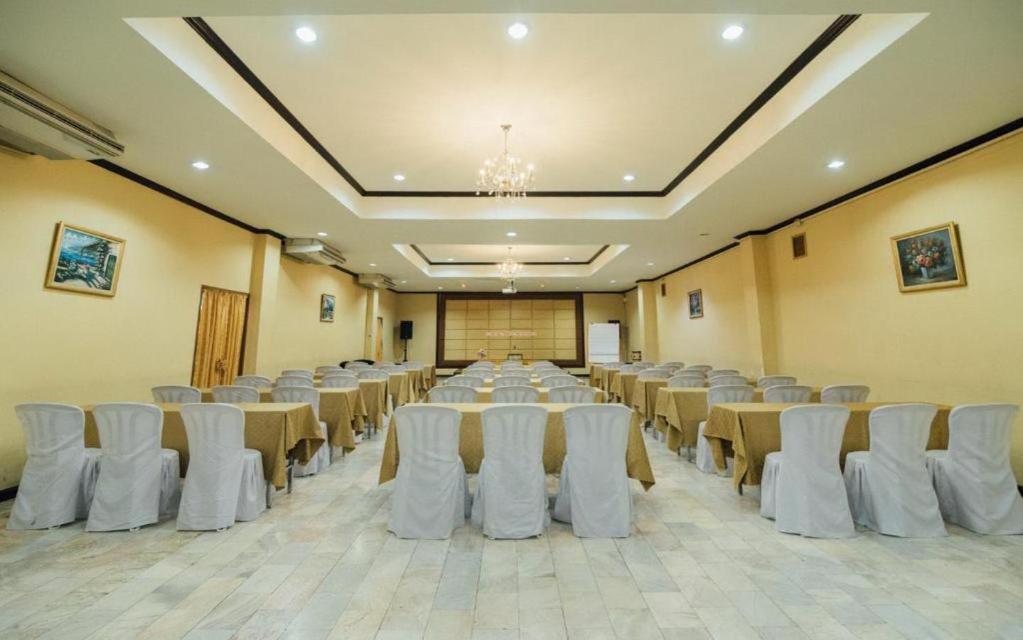 The Pine Resort Pathumthani Kültér fotó