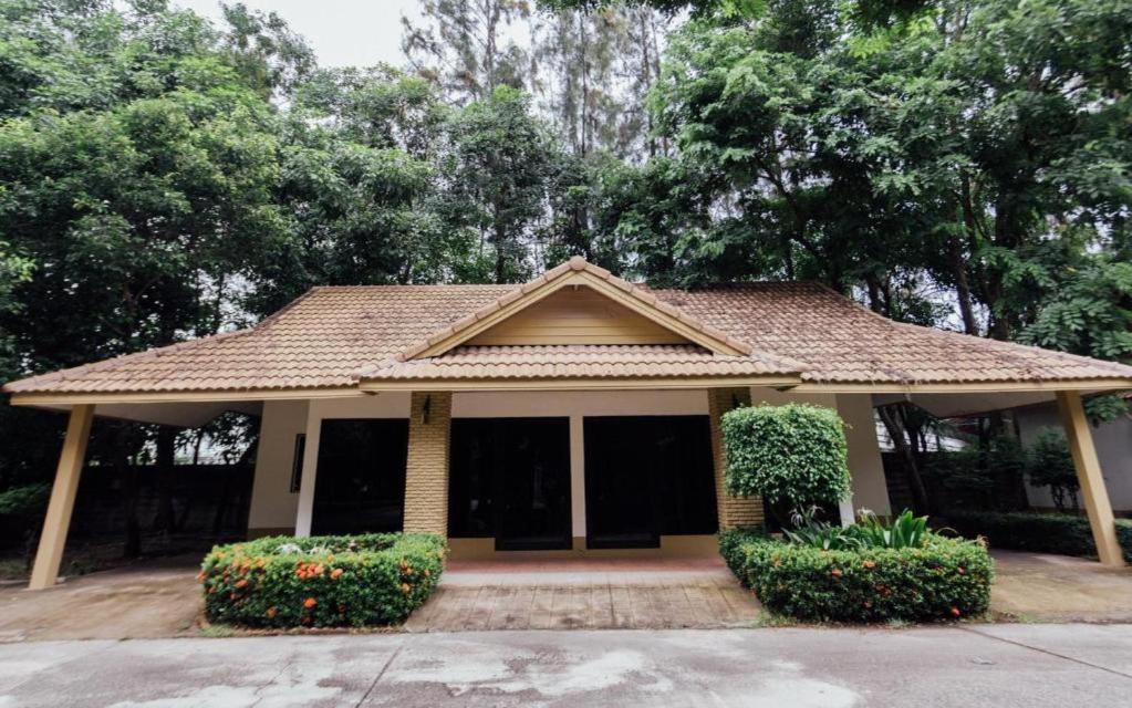 The Pine Resort Pathumthani Kültér fotó